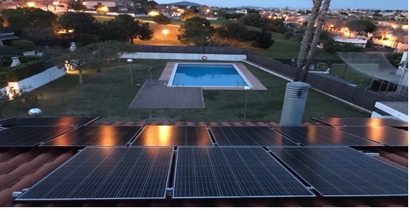 Primer plano de un inversor solar de marca líder, componente clave para la transformación energética en una instalación de Castelldefels