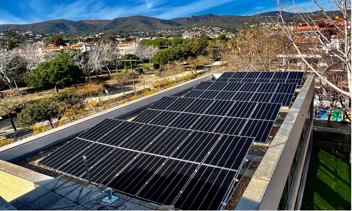 Diseño personalizado de instalación de placas solares para nave industrial en el área de Sant Just Despí, enfocado en eficiencia