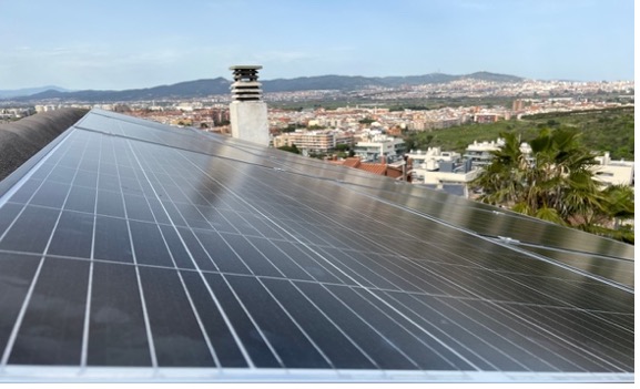 Fotografía de un instalador certificado de Continental APN trabajando con seguridad en un montaje fotovoltaico en el Maresme o Catalunya