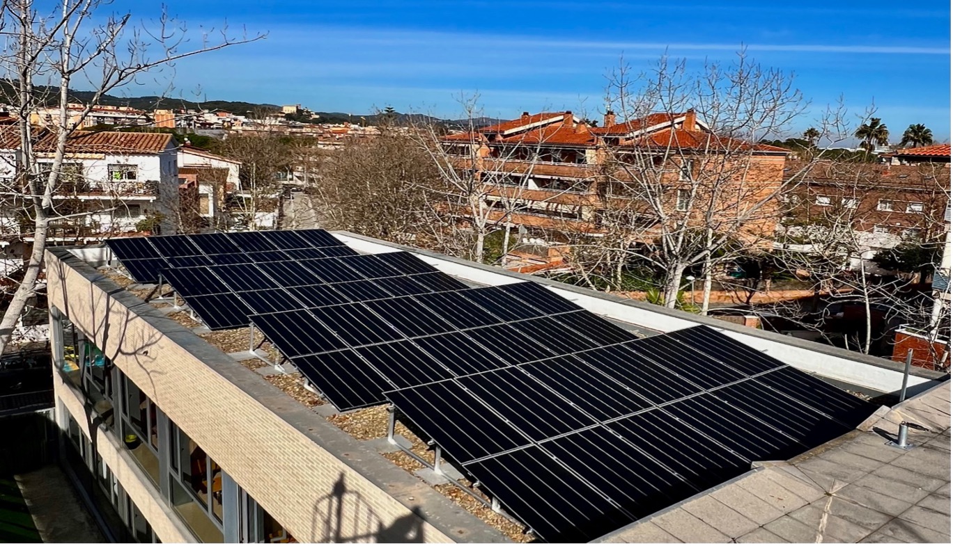Logotipo de Continental APN o un apretón de manos con fondo de paneles solares, simbolizando el compromiso con el futuro verde y el cliente en Catalunya
