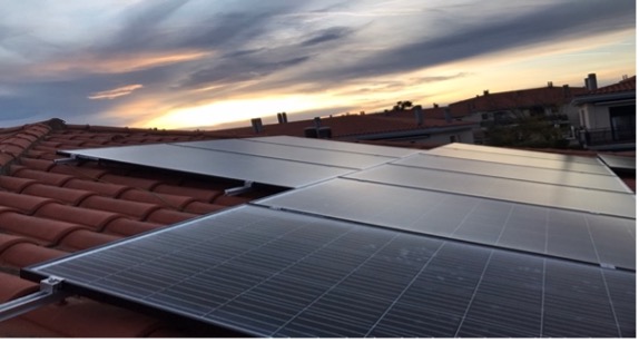 Ingeniero realizando una evaluación para el Certificado de Eficiencia Energética (CEE) en una propiedad de Sant Joan Despí