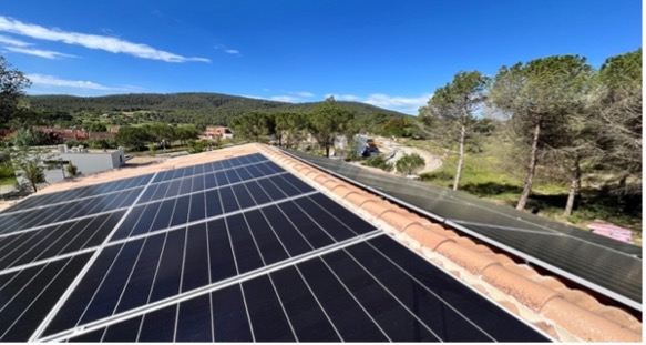 Paneles fotovoltaicos instalados en la azotea de una comunidad de vecinos en Sitges, generando energía compartida y reduciendo costes