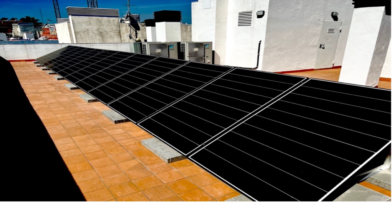 Vista estética de paneles solares integrados en la arquitectura de una vivienda, destacando el aumento de valor en Vilanova i la Geltrú