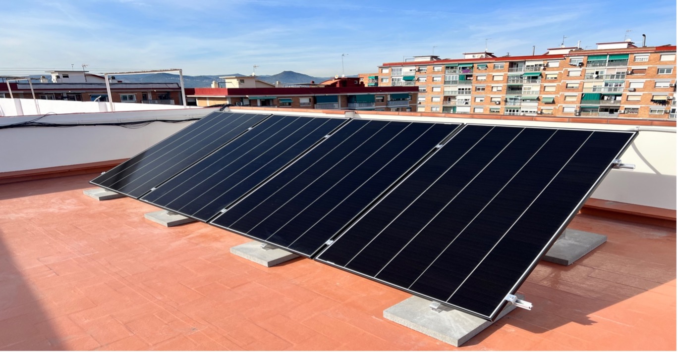Montaje de sistema solar fotovoltaico llave en mano en Vilanova i la Geltrú, con estructura de soporte y cableado profesional
