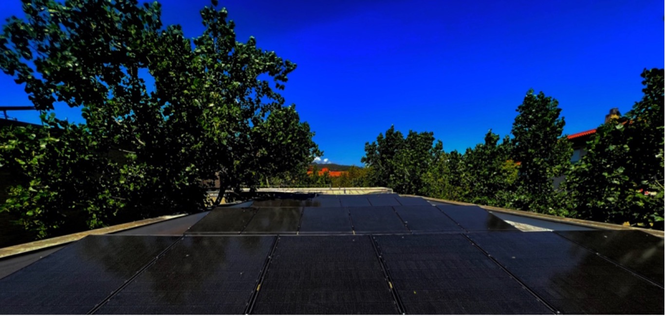 Vista general de una cubierta industrial con paneles solares, promoviendo el ahorro sustentable en Barcelona o Catalunya